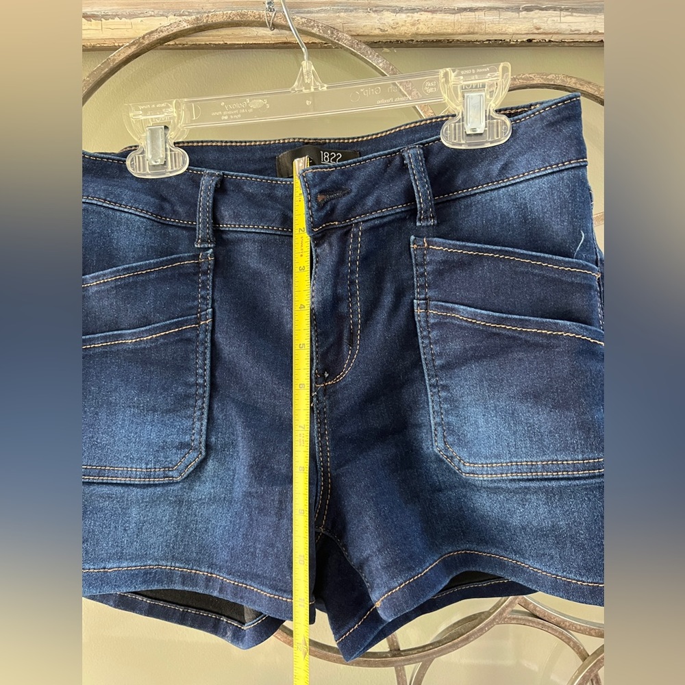1822 Denim Shorts worn once. Like new. Super soft stretch 3 inch inseem (approx) - Picture 3 of 5